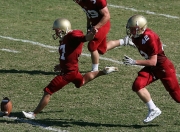 开云体育登录-塞恩斯孤军突围，雷诺绝境险胜阿斯顿马丁