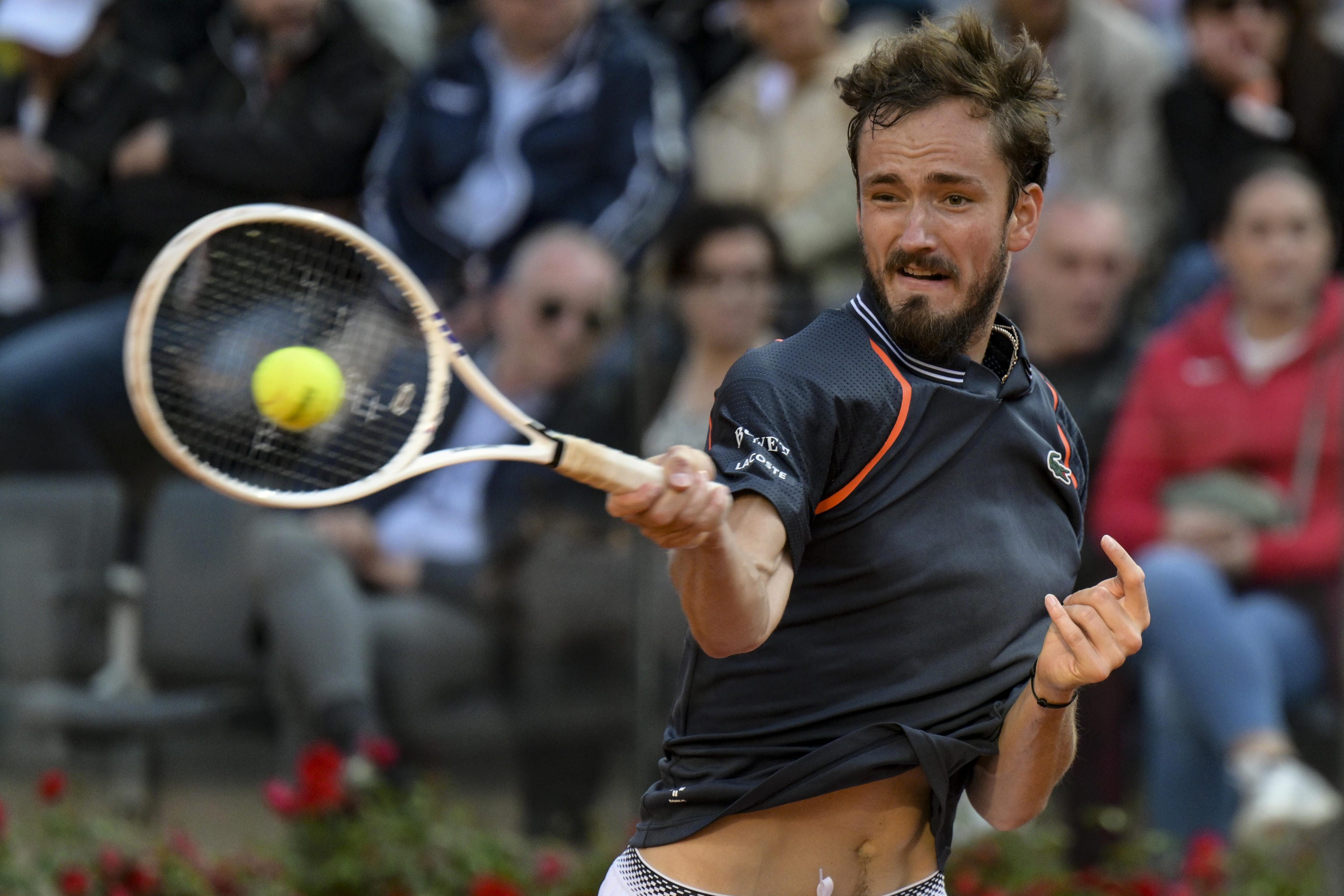 意大利网球队逆转法国网球队，梅德韦杰夫完成帽子戏法