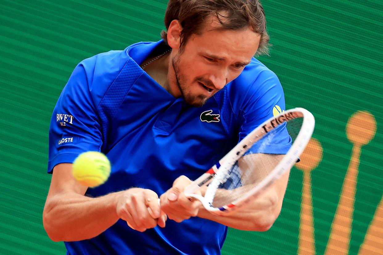 意大利网球队逆转法国网球队，梅德韦杰夫完成帽子戏法