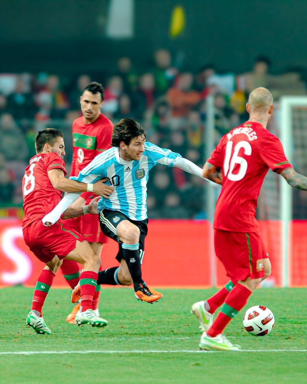 精湛足球技艺在热门比赛中交相辉映的简单介绍