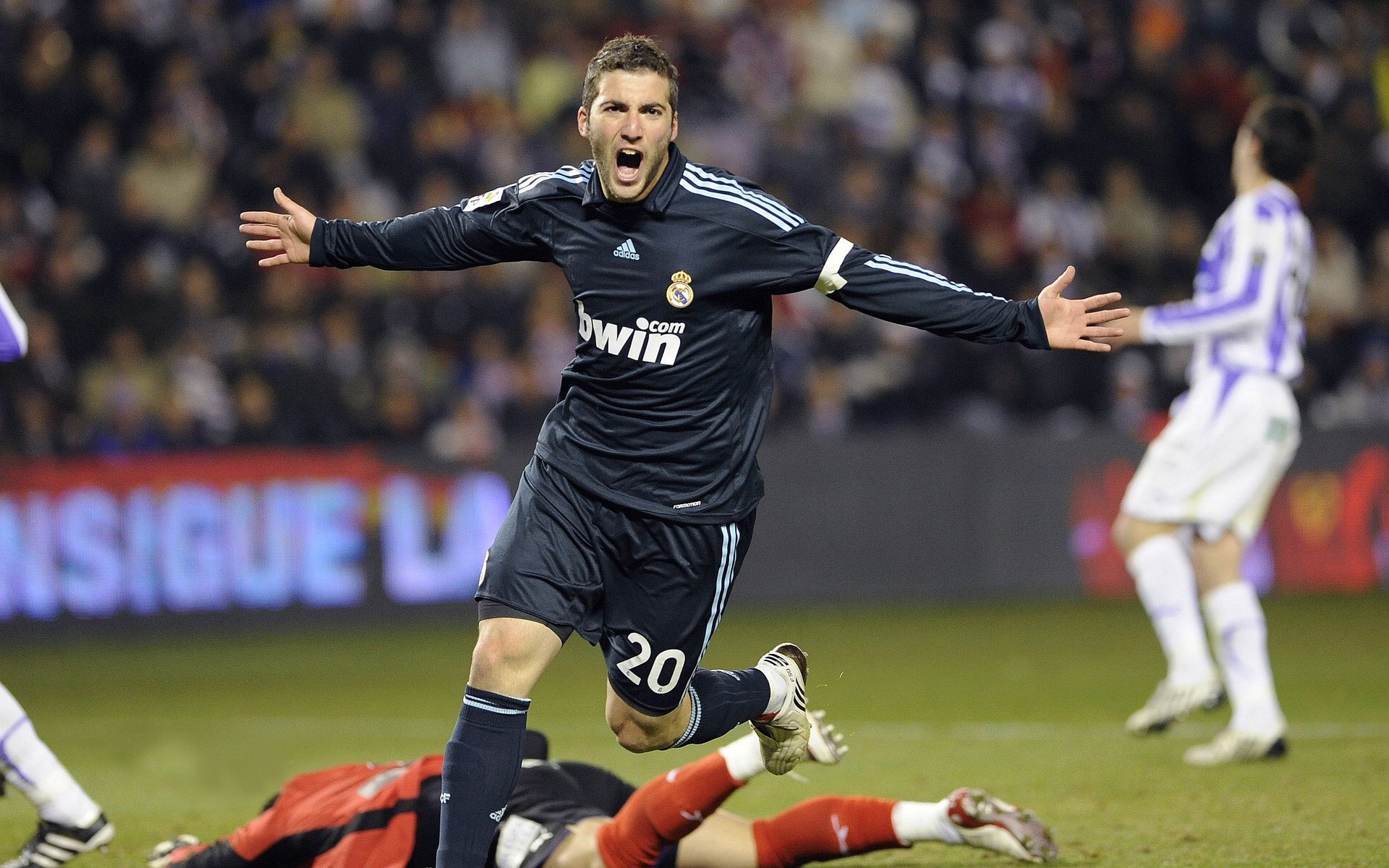 森林狼击溃猛龙，布克成为关键先生，一场团队与个人的完美交响